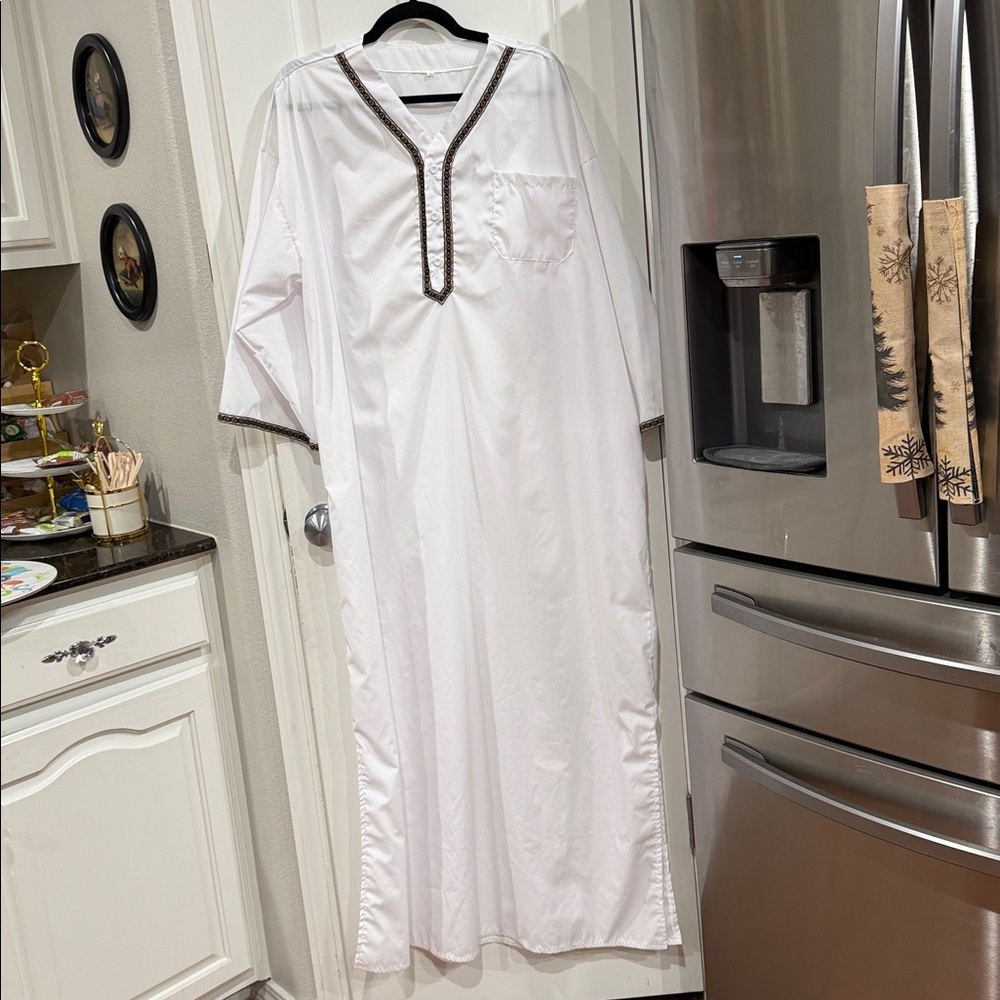 Men's White Long Thobe with Embroidered Placket
